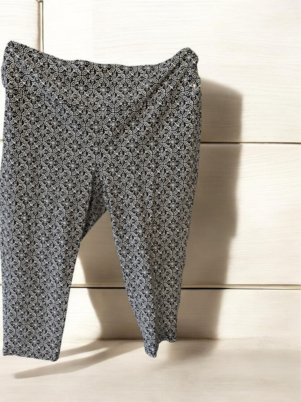 Avenue Black & White Geometric Cropped Leggings